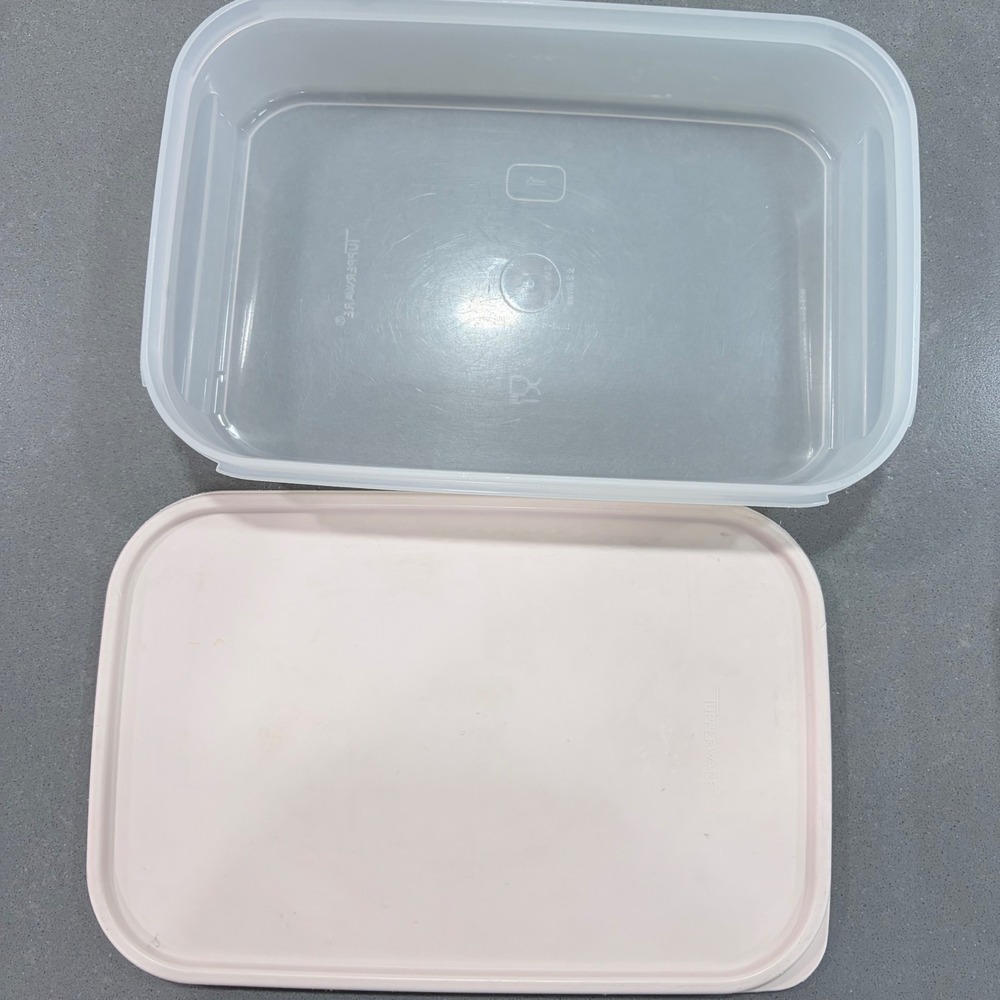 Tupperware 8.5 Cup 2L Rectangular Food Storage Container Pink Lid 1608-2 USA
